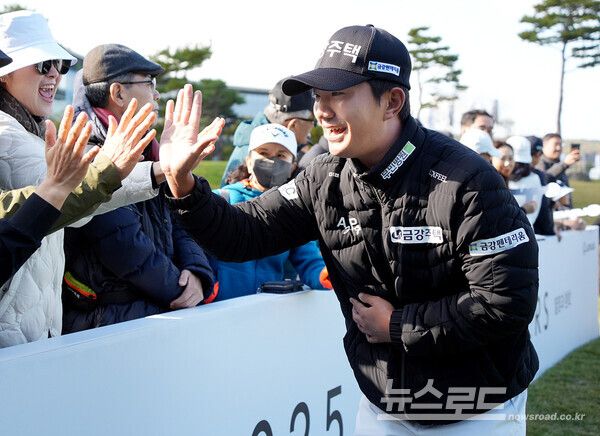 옥태훈이 1번 홀 티잉그라운드에서 갤러리와 하이파이브를 하고 있다./사진=KPGA