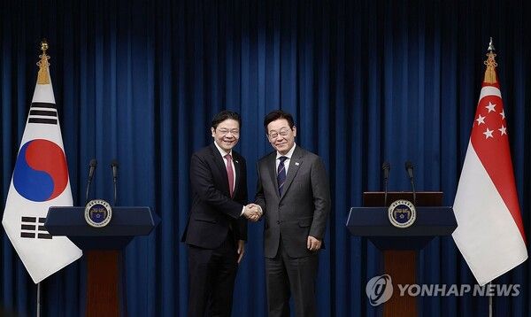 한-싱가포르 공동언론발표, 악수하는 두 정상/연합뉴스