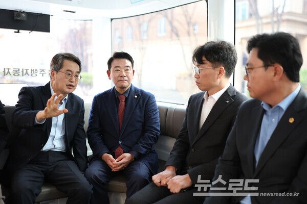 20일 오후 파주시 경기미래교육 파주캠퍼스에서 김동연 경기도지사가 관계자들과 자율주행차량 시승을 하고 있다./사진=경기도