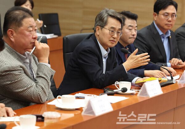 20일 오후 김동연 경기도지사가 파주 LG디스플레이(주) 국내복귀 투자현장을 방문해 김경일 파주시장, 정철동 LG디스플레이 대표이사, 박정 국회의원 및 관계자들과 간담회를 하고 있다./사진=경기도