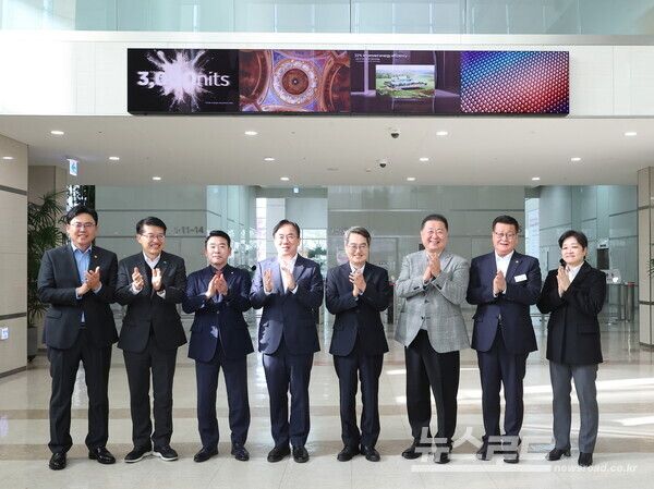 20일 오후 김동연 경기도지사가 파주 LG디스플레이(주) 국내복귀 투자현장을 방문해 김경일 파주시장, 정철동 LG디스플레이 대표이사, 박정 국회의원 및 관계자들과 간담회를 마치고 기념촬영을 하고 있다./사진=경기도