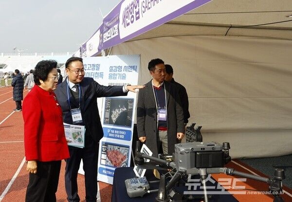 김경희 시장이 '2025 이천 첨단방산드론 페스티벌'에 참가한 기업을 둘러보고 있다/사진=이천시