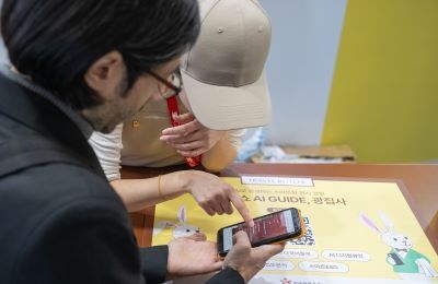 [한국관광공사] 카페 쇼 AI 가이드를 이용중인 외국인 방문객