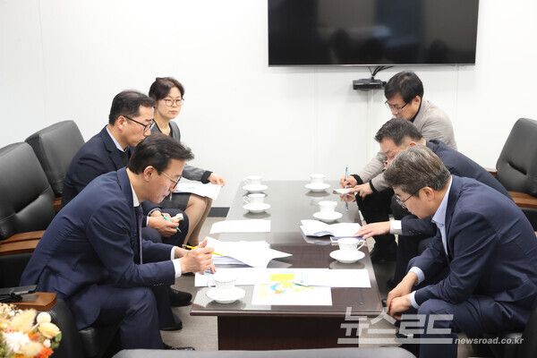 21일 오후 김동연 경기도지사와 전재수 해양수산부 장관이 대화를 나누고있다./사진=경기도&nbsp;