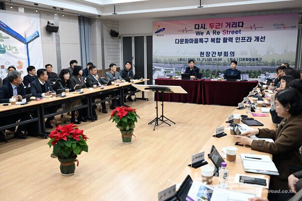 이민근 시장이 21일 안산시 외국인주민지원본부 다목적실에서 현장 간부회의를 진행하고 있다./사진=안산ㅅ&nbsp;