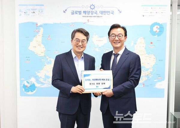 김동연 경기도지사(왼쪽)가 전재수 해양수산부 장관에게 평택항, 재생에너지 허브 조성을위한 경기도 현안을 건의하고있다./사진=경기도