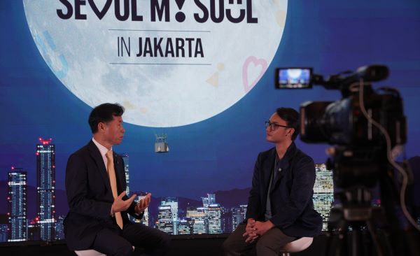 이수택 관광산업본부장이 현지 미디어와 인터뷰를 진행하고 있다. [사진=서울관광재단]