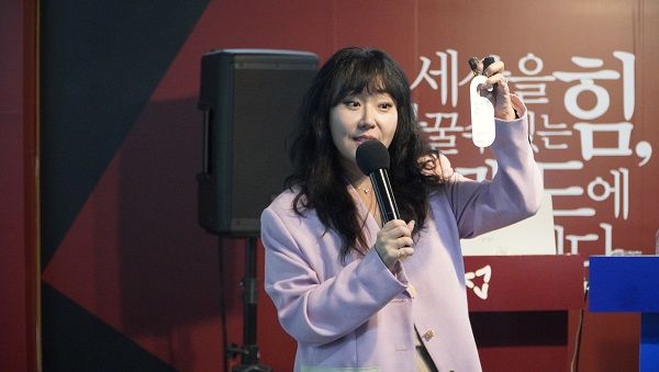 김노영 무림 커뮤니케이션팀장이 팀 화이트 29기 브랜드아카데미에서 무림의 브랜드스토리를 들려주고 있다