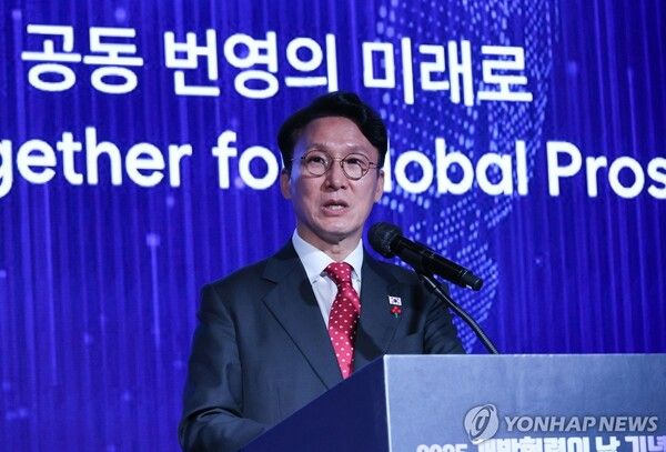 김민석 국무총리가 25일 서울 중구 플라자호텔에서 열린 개발협력의 날 기념식에서 기념사를 하고 있다./연합뉴스