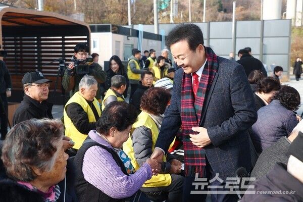 김성제 시장이 시민과 인사를 나누고 있다./사진=김성제 시장 페이스북