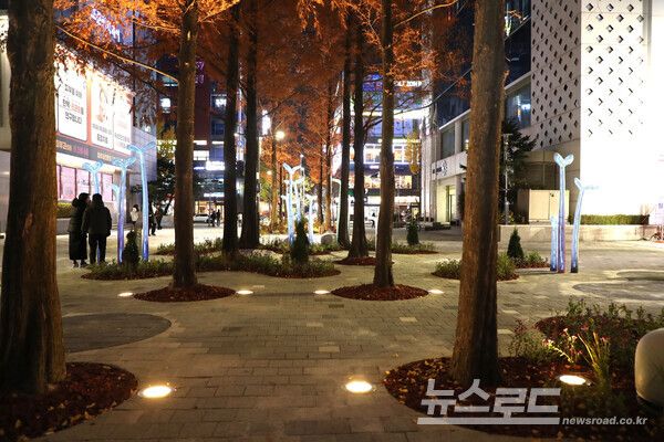 바닥 조명이 새롭게 설치된 서현역 공공공간의 모습/사진=성남시