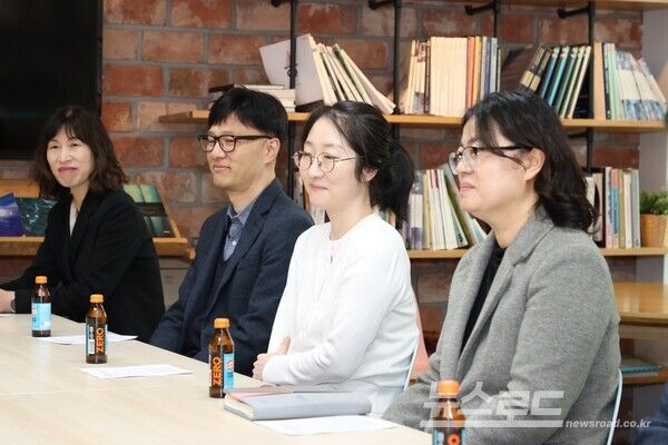 행정안전부 '지방규제혁신 우수사례 경진대회'에서 우수상을 공무원들이 최대호 시장과 간담회를 하고 있다/사진=최대호 시장 페이스북&nbsp;