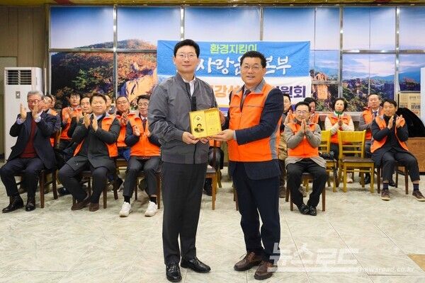 이상일 용인특례시장이 26일 지역 숙원사업 해결에 헌신한 공로를 인정받아 시민단체로부터 감사패를 받고 기념촬영을 하고 있다./사진=시민단체