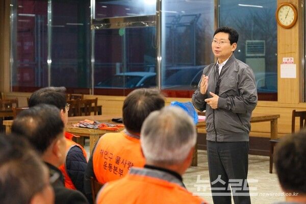 이상일 시장이 인사말을 하고 있다/사진=시민단체