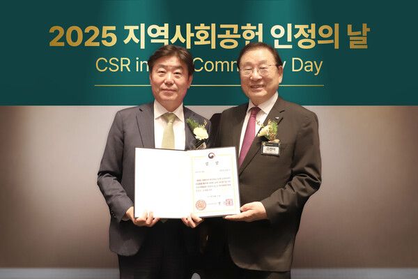 하나금융티아이는 '2025&nbsp;지역사회공헌 인정의 날' 시상식에서 인천 지역사회 발전에 기여한 공로를 인정받아&nbsp;‘보건복지부 장관상’을 수상했다고 밝혔다.이날 시상식에 참석한 박근영 하나금융티아이 대표이사(사진 왼쪽)와 김성이 한국사회복지협의회 회장이 기념촬영을 하고 있다.