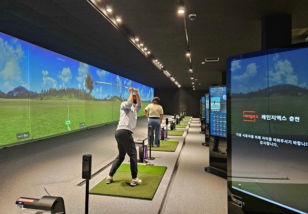 레인지엑스 춘천 매장에서 연습을 하고 있는 회원 모습