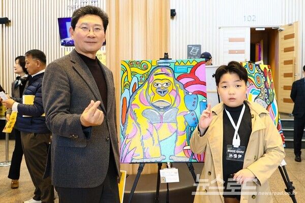 이상일 용인특례시장은 2일 사단법인 용인문화시민광장 4주년 기념 연주회에 참석해 장애아동화가 박준서 작품을 관람했다./사진=용인시