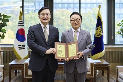 서울대에서 감사패 받은 박현주 미래에셋그룹 회장