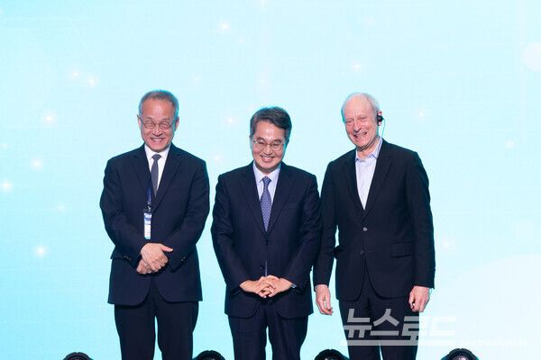 마이클 샌델 하버드대 교수(오늘쪽), 생태학자 최재천 교수(왼쪽), 김동연 지사(가운데)가 기념촬영을 하고 있다./사진=경기도&nbsp;