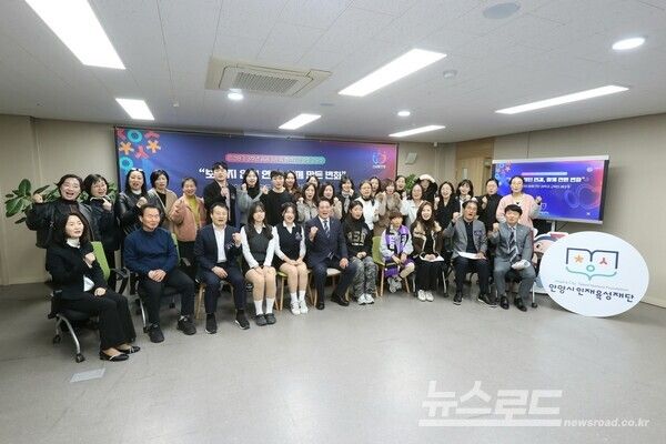 간담회를 마치고 기념촬영을 하고 있다./사진=최대호 시장 페이스북