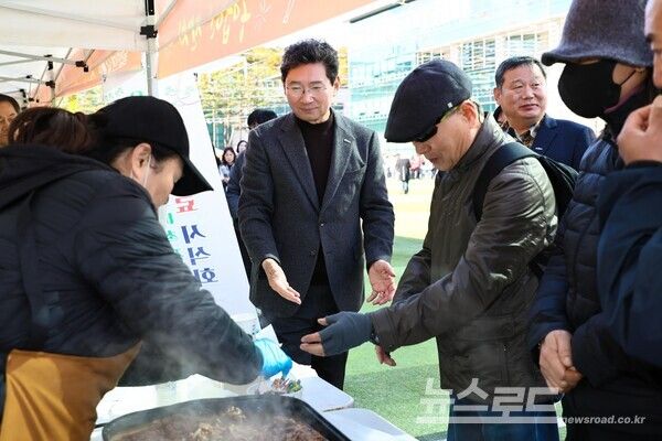 이상일 시장은 2일 농업인의 날 기념식에 참석해 농업인들과 소통했다./사진=용인시