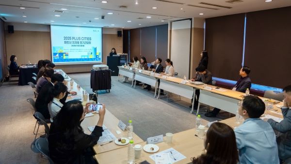 2025 PLUS CITIES 파트너 지자체 정기 간담회를 진행하고 있다. [출처=서울관광재단]