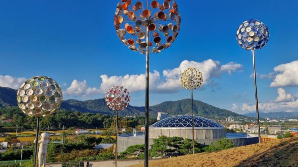 클레이아크김해미술관_옥상정원에서 내려다본 '돔하우스' [출처=한국관광공사]