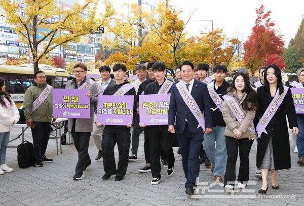 최대호 시장과 안양시는 4일 평촌학원가에서 5대폭력 예방 캠페인을 개최하고 폭력의 심각성과 존중의 중요성을 알렸다./사진=안양시