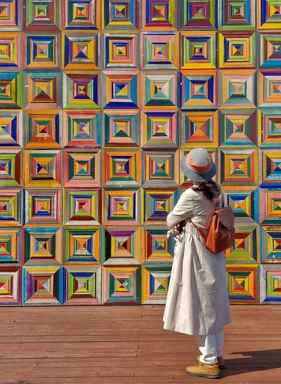 '클레이아크 타워'의 도자타일을 살펴보는 관람객 [출처=한국관광공사]