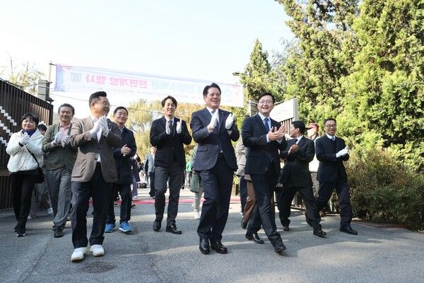 최대호 시장(가운데)과 관계자들이 서울대 안양수목원을 입장하고 있다./사진=최대호 시장 페이스북