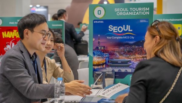 STO 담당자가 서울홍보관에서 바이어와 비즈니스 상담을 진행하고 있다. [출처=서울관광재단]