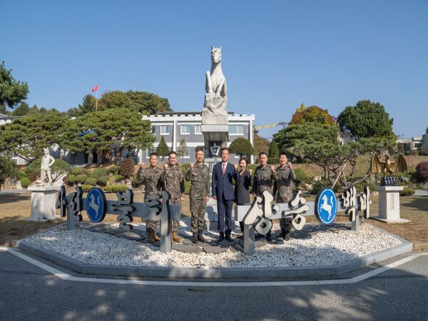 지난 5일 육군 9사단 백마부대에서 진행된 위문금 전달식에서 강준수 한화에어로스페이스 임원(오른쪽 4번째)과 권영우 9사단장 직무대리(준장,왼쪽 3번째) 등 주요 관계자들이 기념사진을 찍고 있다.