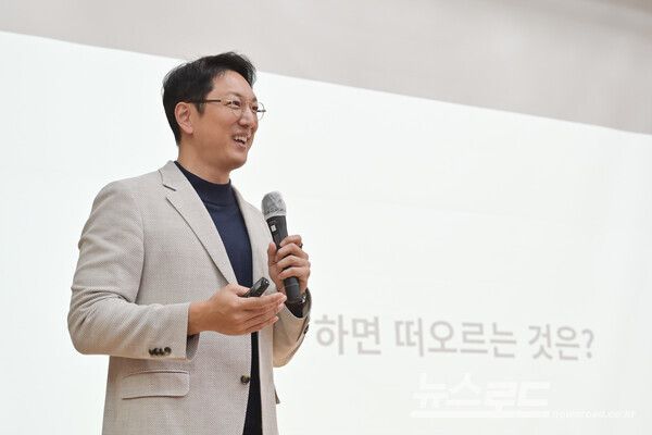 한석준 아나운서가 여주시 공직자 친절교육 실시하고 있다./사진=여주시