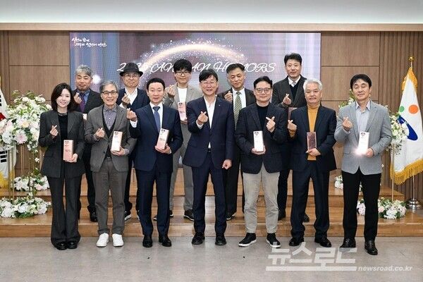 이민근 안산시장(앞줄 가운데)이 기부 문화 활성화 유공자에게 ‘2025년 안산 아너스(Ansan Honors)’ 감사패를 전달하고 함께 기념촬영을 하고 있다./사진=안산시