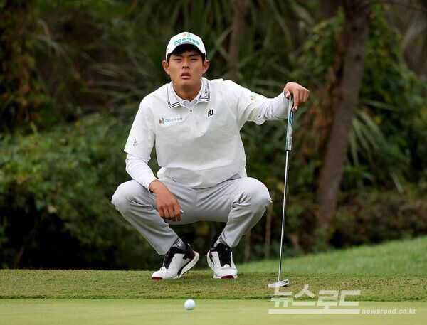 장희민이 6번홀 그린에서 퍼팅 라인을 살피고 있다./사진=KPGA