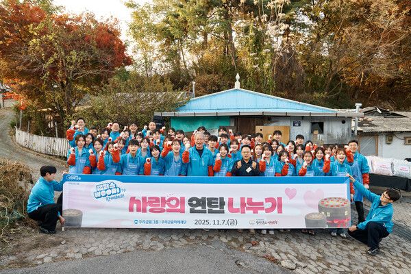 지난&nbsp;7일,&nbsp;임종룡 우리금융그룹 회장(왼쪽에서 일곱번째),&nbsp;연탄은행 허기복 대표(왼쪽에서 아홉번째),&nbsp;우리금융 임직원,&nbsp;우리은행 대학생 홍보대사 ‘캠퍼스&nbsp;WOORI’&nbsp;48명은 서울시 성북구 정릉3동에 소재한 취약계층 가정집을 방문해 직접 연탄을 배달하고 기념사진을 촬영하고 있다.