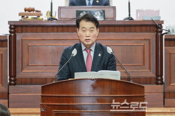 하은호 군포시장이 1일 제285회 시의회 정례회에서 2026년도 예산안과 시정 운영 방향을 발표하고 있다/사진=군포시