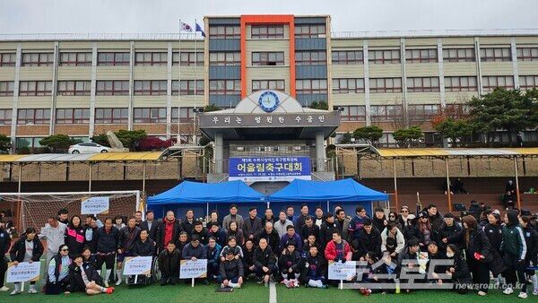 김영진·염태영·김준혁 국회의원을 비롯해 한원찬 경기도의원, 김도훈 당협위원장 겸 도의원, 김동은·김미경·유준숙 수원시의원, 이상균 팔달구청장과 선수들이 함께 기념촬영을 하고 있다./사진=뉴스로드 김영식 기자&nbsp;