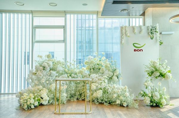 본푸드서비스가 롯데시티호텔 명동점 씨카페에서 진행하는 스몰웨딩 서비스 현장 사진 (제공=본푸드서비스)