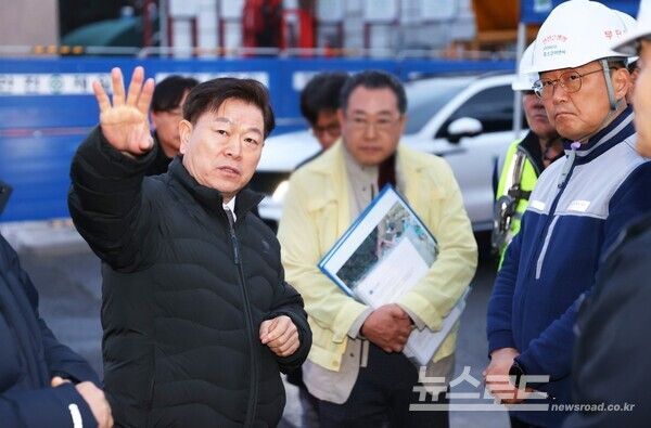 박승원 광명시장이 10일 오후 지난 4월 붕괴사고가 발생한 신안산선 복선전철 공사&nbsp;현장을 찾아 시공사인 포스코이앤씨 관계자들에게 즉각적이고 책임 있는 복구작업을 해달라고 강력히 촉구하고 있다./사진=광명시