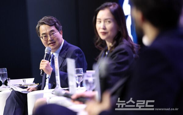 김동연 지사가 좌장을 맡은 개막 대담에서는&nbsp;‘대전환 시대,&nbsp;새로운 포용적 사회 설계’라는 주제로 심도 있는 토론이 펼쳐졌다./사진=경기도