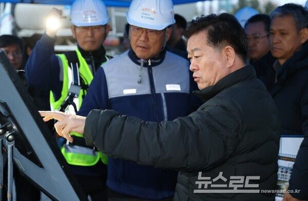 박승원 광명시장이 10일 오후 지난 4월 붕괴사고가 발생한 신안산선 복선전철 공사 현장을 찾아 시공사인 포스코이앤씨 관계자들에게 즉각적이고 책임 있는 복구작업을 해달라고 강력히 촉구하고 있다./사진=광명시