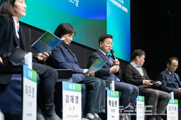 박승원 광명시장(사진 중앙)이 11일 오후&nbsp;테이크호텔 광명&nbsp;4층 아이리스 홀에서&nbsp;열린&nbsp;‘2025년 광명시 지역공동체 자산화 포럼’토론회에서 발언하고 있다./사진=광명시