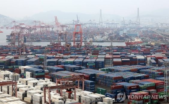 수출입 화물이 쌓여 있는 부산항 신선대부두, 감만부두/연합뉴스