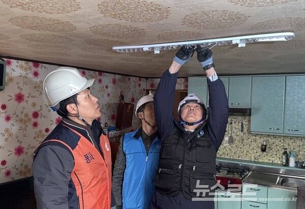 LED 교체 작업을 하는 모습 [사진=KOMSA]