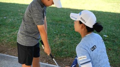 박보겸 프로가 마리아나 유소년 골프 클리닉에서 재능기부로 유소녕을 지도하고 있다. [사진=마리아나관광청]