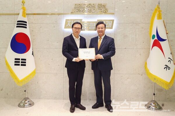 김성제 시장이 임태희 교육감에게 의왕교육지원청 신설 건의문을 전달하고 있다./사진=의왕시&nbsp;