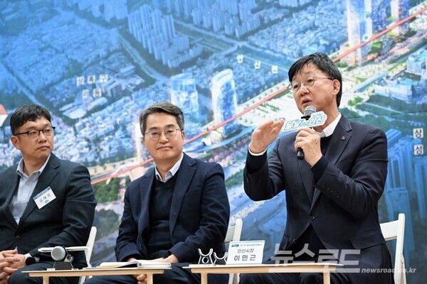 이민근 시장이 김동연 지사와 '민생경제 현장투어'에서 발언하고 있다/사진=이민근 시장 페이스북&nbsp;