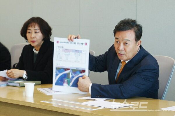 김성제 시장이 임태희 교육감과 의왕교육지원청 신설 추진을 논의하고 있다./사진=의왕시