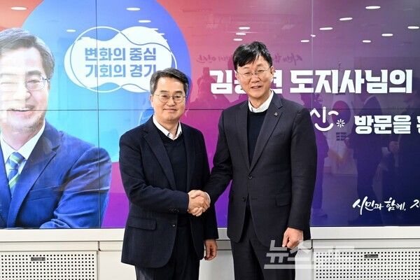 이민근 시장(우)과 김동연 지사(좌)가 악수를 하고 있다./사진=이민근 시장 페이스북